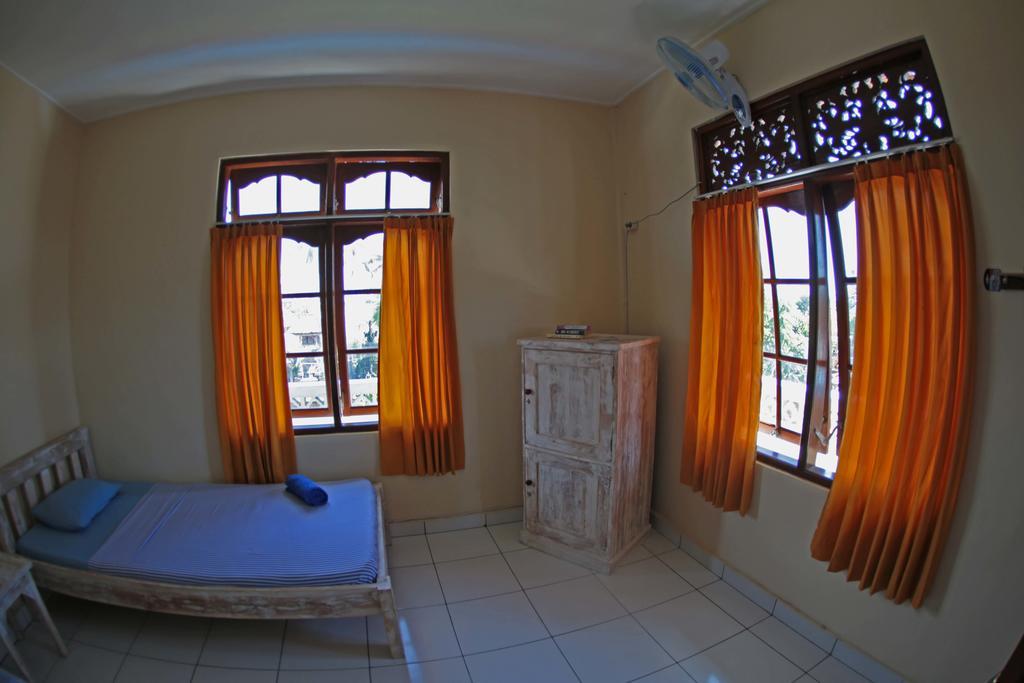 Hotel Surfers House Kuta Lombok Pokoj fotografie